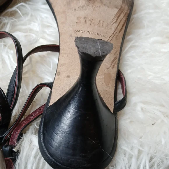 Elegant Black Strappy Women's Heels - Picture 11 of 16